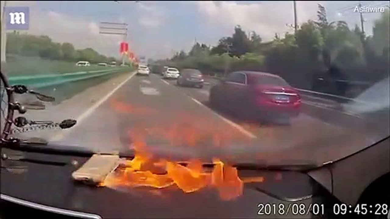 Son téléphone prend feu dans sa voiture en pleine route... Terrifiant
