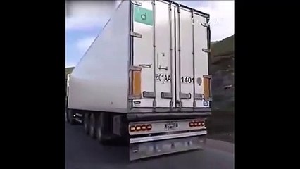 Ils réparent leur camion en route