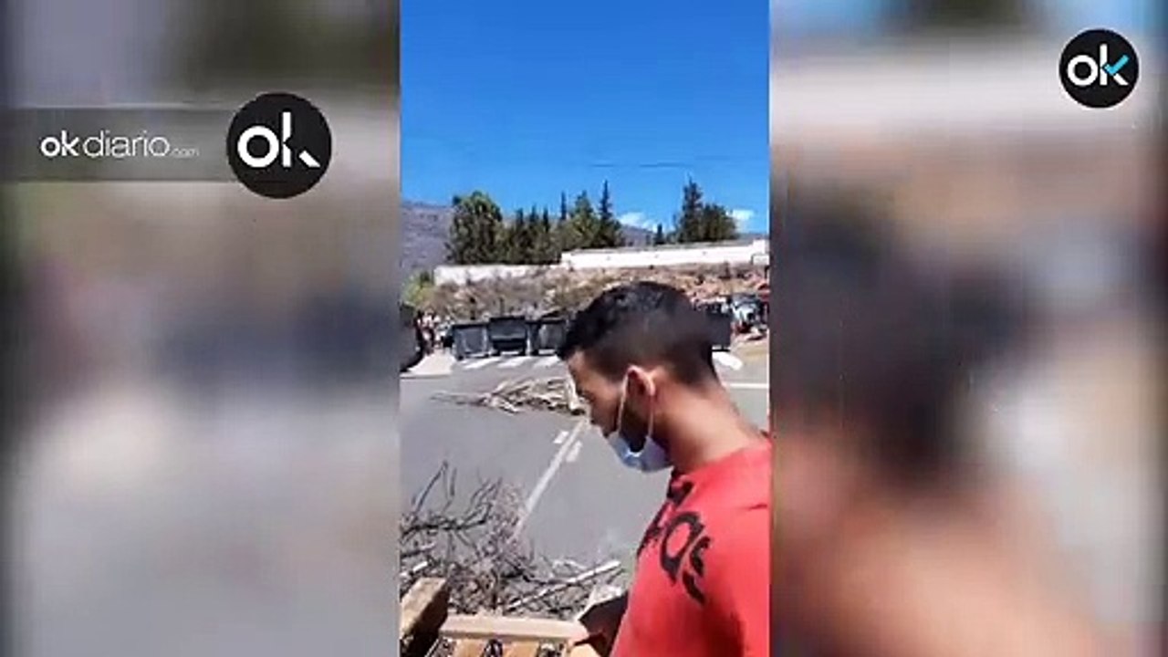 Los vecinos de un pueblo canario montan barricadas para evitar la llegada de inmigrantes en cuarentena