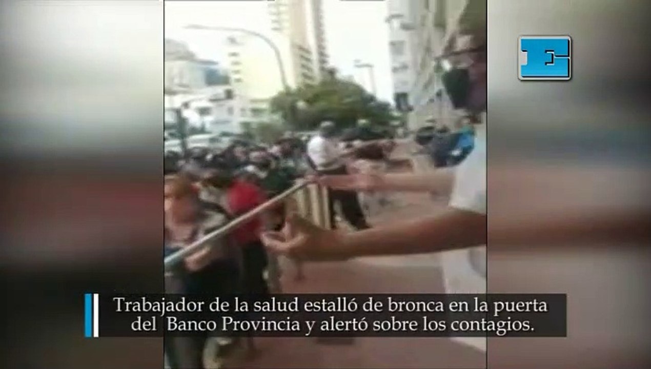 Trabajador de la salud estalló de bronca en la puerta del Banco Provincia y alertó sobre los contagios.