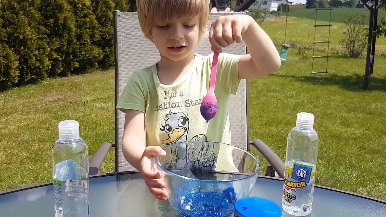 Sophia Isabella Brincando com Slime Colorido