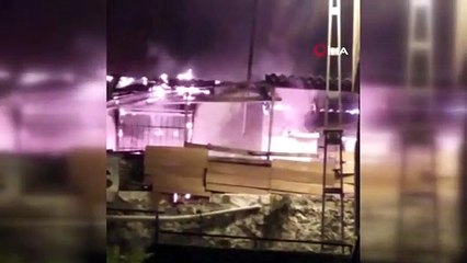 Mangal ateşi eve sıçradı, yangında ev kullanılamaz hale geldi