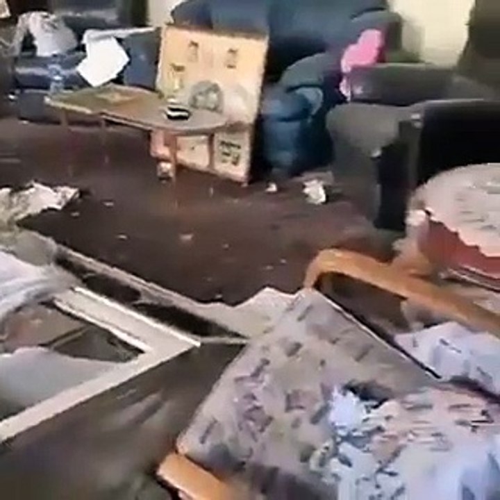 Lübnanlı kadın patlamada hasar gören evinde piyano çaldı