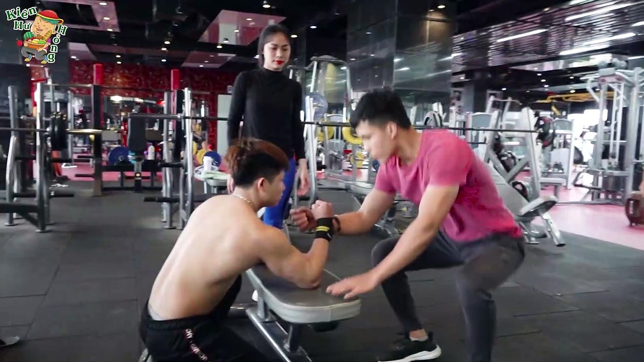 Thử Thách Chấp Cả Phòng Gym Vật Tay - P2 - Kiên...