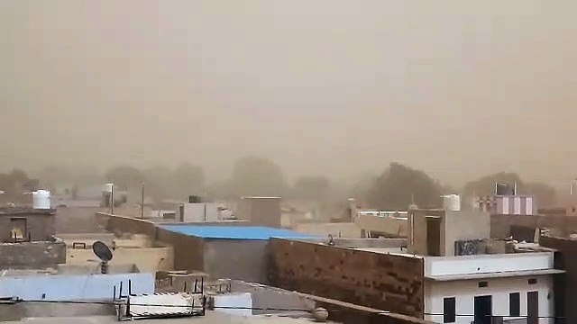 दिनभर की गर्मी व उमस के बाद चली तेज आंधी