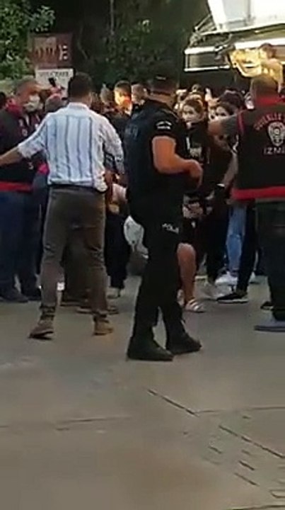 Kadın polisten kadına şiddet; önce eldivenlerini taktı sonra iki polisin tuttuğu kadına saldırdı