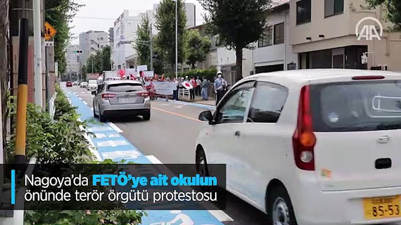 Nagoya'da FETÖ'ye ait okulun önünde terör örgütü protestosu