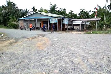 Satgas Covid-19 Menyemprot Desinfektans di Desa Muntialo