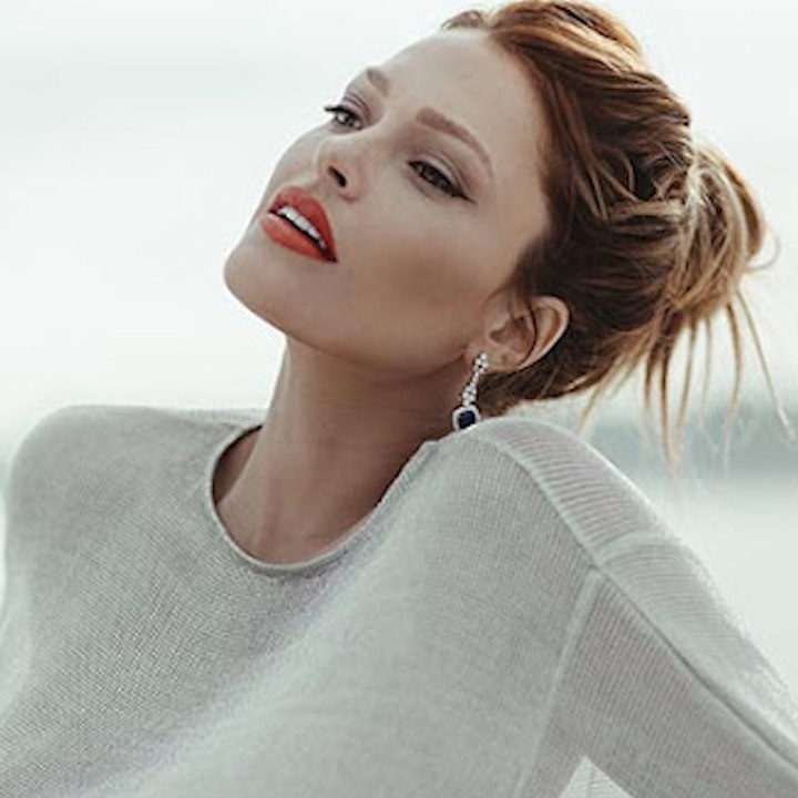 Caroline Receveur plus sexy que jamais en dévoilant un décolleté vertigineux, ses fans sont charmés