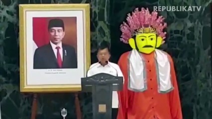 Petugas melakukan evakuasi dan penyelamatan kepada warga yang terkena ledakan di Lebanon.