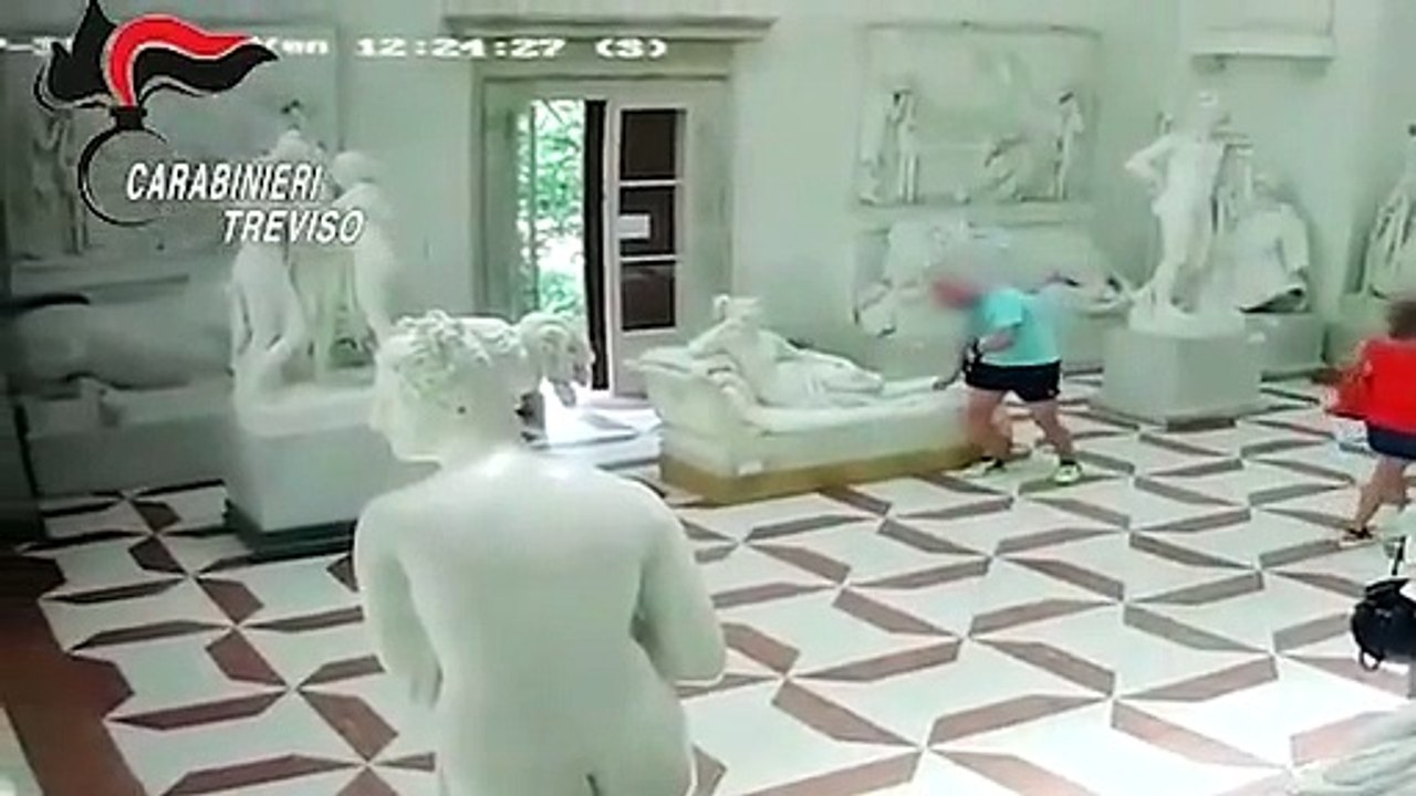 En voulant prendre une photo sur cette statue, ce touriste a endommagé la sculpture qui date de plus de 216 ans.