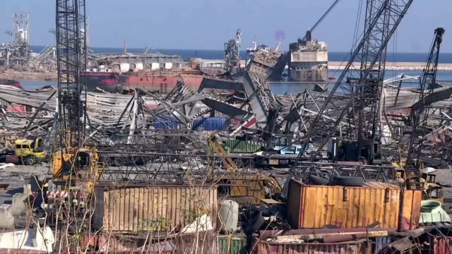 لقطات تظهر حجم الدمار الذي لحق بمرفأ بيروت بعد الانفجار