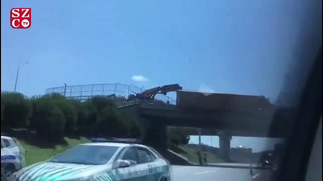 TIR köprü üstünde askıda kaldı
