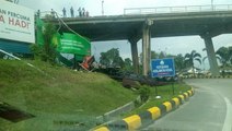 Lorry plunges from Temerloh bridge