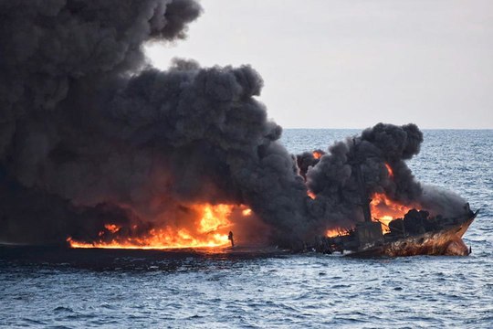 Stricken tanker leaves large oil slick in East China Sea