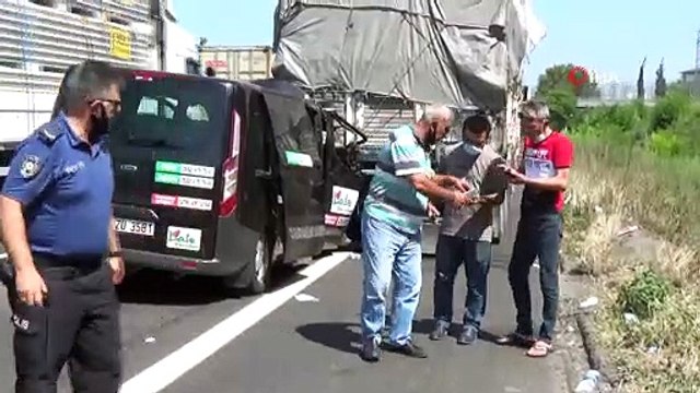 (SAKARYA TEM’de yolcu midibüsü, kamyona ok gibi saplandı: 4 yolcu yaralı