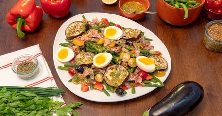 Préparez une merveilleuse salade façon bistrot avec de savoureux poivrons rouges, haricots verts et aubergines !