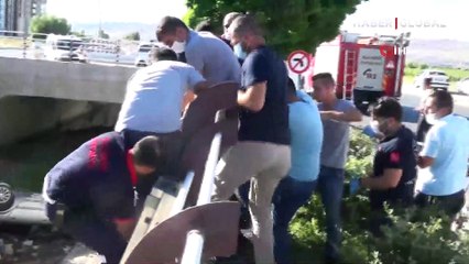 Kanala uçan otomobilde can pazarı: 2 yaralı
