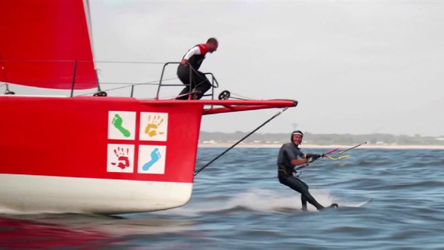 Groupe APICIL : Rencontre exceptionnelle à bord de l’IMOCA Groupe APICIL entre Damien Seguin et Chris Ballois, kitesurfeur handisport, deux athlètes extra-ordinaires