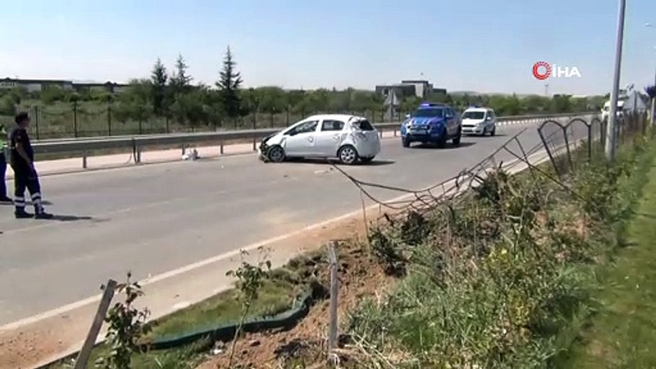 Kontrolden çıkan otomobil bariyerleri aşıp karşı şeride geçti, faciadan dönüldü