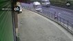 Un hombre evita de un salto ser atropellado por una furgoneta en el último segundo