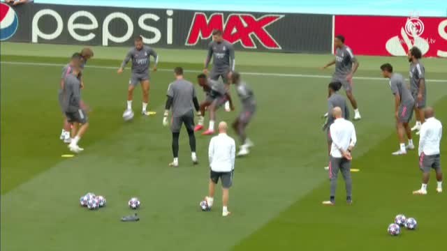 El Real Madrid toma contacto con el césped del Etihad Stadium