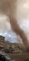 Une trombe marine arrive sur terre et se transforme en tornade de poussière en Sicile