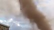 Une trombe marine arrive sur terre et se transforme en tornade de poussière en Sicile