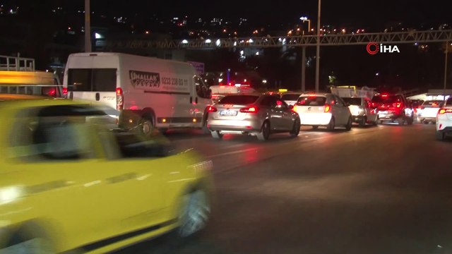 İzmir'de saman yüklü TIR alt geçide sıkıştı