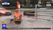[이슈톡] 도로 침수…카누 타고 출근한 중국 의사
