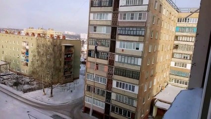 Regardez comment il s’échappe pour ne pas croiser le mari de son amante