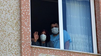 Komşularının düğününe gittiler coronaya yakalandılar