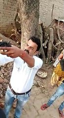 तमंचा दिखा कर धमकाने का वीडियो सोशल मीडिया पर हुआ वायरल