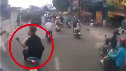 "Cà khịa" xe tải, hai thanh niên nhận cái kết sấp mặt | Dyland Official