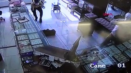 Kuyumcu, tüfekle soyguna gelen şüphelilerden birini bacağından vurdu