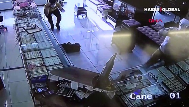 Konya'da film gibi olay! Kuyumcu ve eşi soyguncuları etkisiz hale getirdi