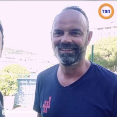 Edouard Philippe en vacances pose avec un acteur de Plus belle la vie