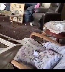 Una señora toca el piano en su casa derruida por la explosión