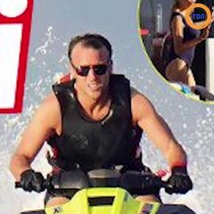 Emmanuel Macron fait du jet ski torse nu