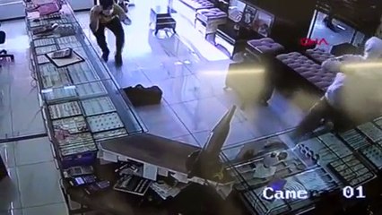 Kuyumcu karı-koca soyguncuyu böyle alt etti!