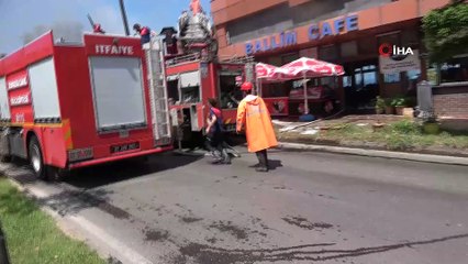 Elektrik kontağından çıkan yangın kafeyi kül etti