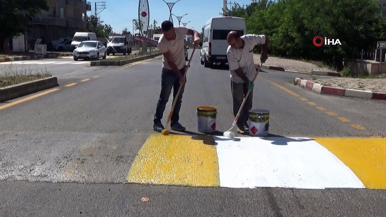 Erciş Belediyesinden yaya geçidi ve kasisleri boyama çalışması