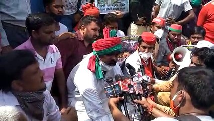कानपुर: टूटी-फूटी सड़कों को लेकर सपा कार्यकर्ताओं ने किया धरना प्रदर्शन