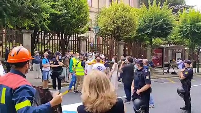 Los trabajadores de Alcoa reciben a Ana Portón, del BNG, con aplausos