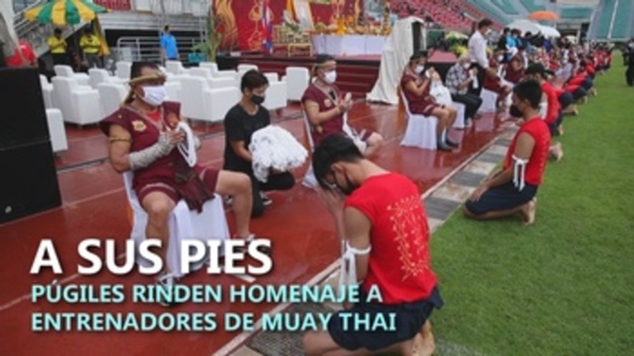 Jóvenes practicantes de muay thai realizan un ritual de danza tradicional en honor de sus maestros (