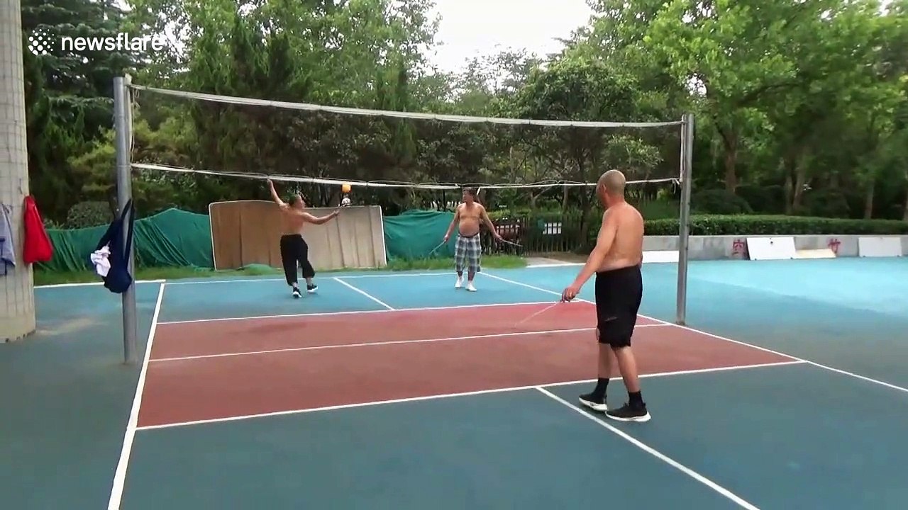 Elderly Chinese men shows off impressive diabolo skills on badminton court
