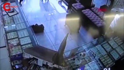 Kuyumcu, eşinin şaşırttığı soygunculardan birini vurdu, diğerini yakaladı