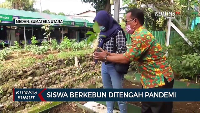 Siswa Berkebun di Tengah Pandemi Covid-19