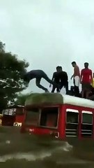 मुंबई में बारिश से सड़कें बनीं नदी, लोगों ने बसों से कूदकर की स्विमिंग, देखिए मस्ती भरा ये वीडियो