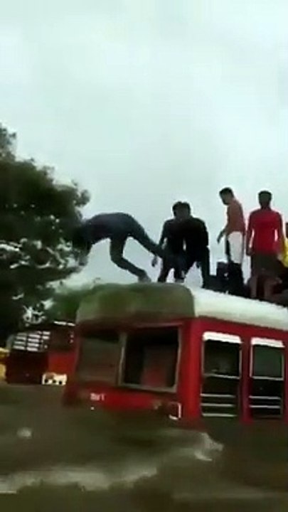 मुंबई में बारिश से सड़कें बनीं नदी, लोगों ने बसों से कूदकर की स्विमिंग, देखिए मस्ती भरा ये वीडियो